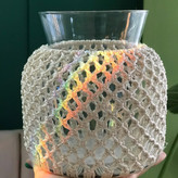 گلدان مکرومه شیشه ای مدل نسترن طرح لونه زنبوری